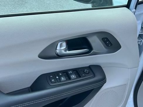 Used 2024 Chrysler Pacifica Touring-L FWD image 13