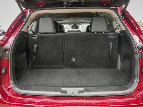 Used 2025 Toyota Highlander XLE image 31