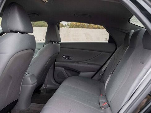 Used 2021 Hyundai Elantra SE FWD image 16