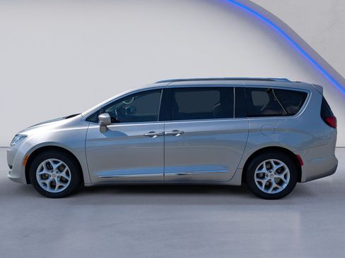 Used 2018 Chrysler Pacifica Touring-L Plus w/ Tire & Wheel Group FWD image 6