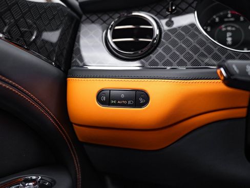 Used 2025 Bentley Bentayga image 12