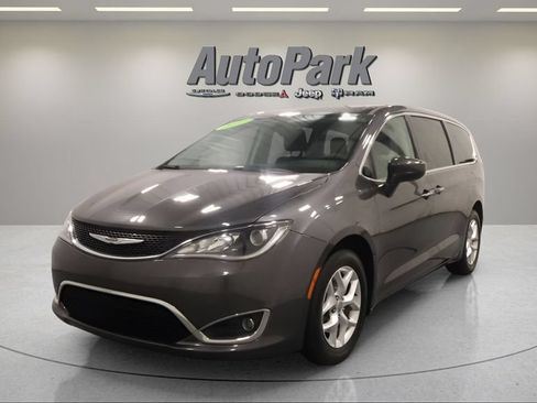 Certified 2017 Chrysler Pacifica Touring Plus w/ Tire & Wheel Group FWD image 3