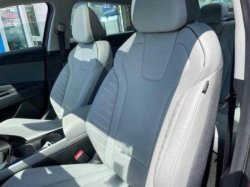Used 2024 Hyundai Elantra Limited FWD image 10
