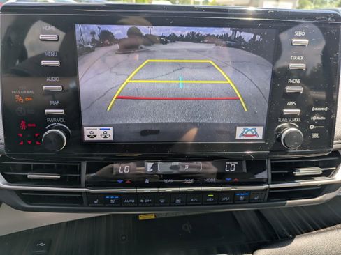 Used 2023 Toyota Sienna Limited image 24