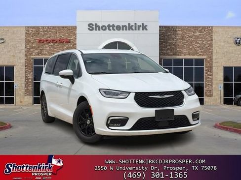 Used 2023 Chrysler Pacifica Touring-L FWD image 1