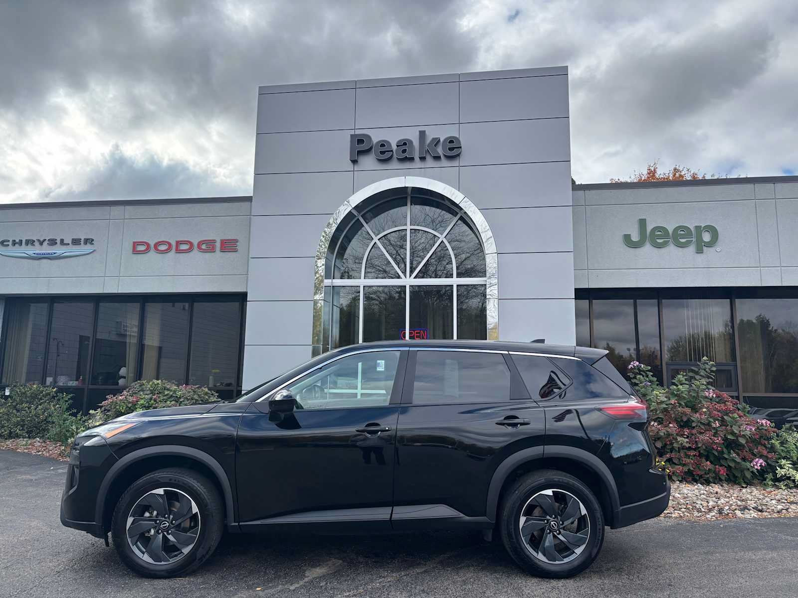Used 2024 Nissan Rogue SV AWD/4WD image 3