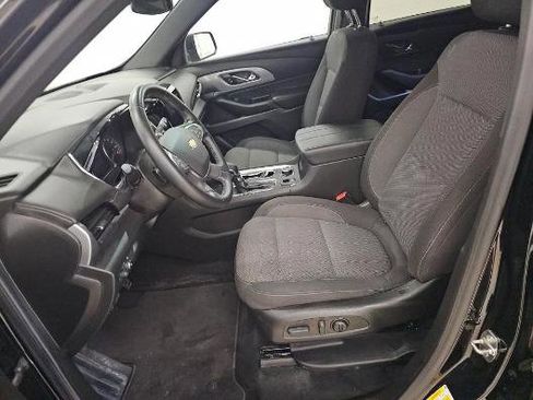 Used 2023 Chevrolet Traverse LT image 3