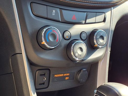 Used 2022 Chevrolet Trax LT w/ LT Convenience Package image 14