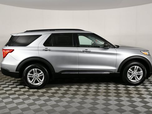 Used 2023 Ford Explorer XLT AWD/4WD image 5