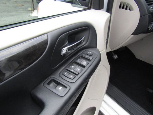 Used 2019 Dodge Grand Caravan SE w/ UConnect Hands-Free Group image 23