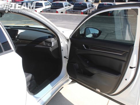 Used 2018 Honda Accord Touring image 27