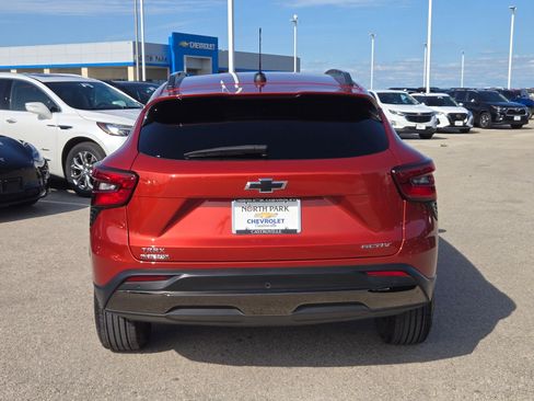 Used 2024 Chevrolet Trax ACTIV w/ Sunroof Package FWD image 4