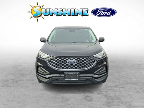 Certified 2024 Ford Edge SE image 2