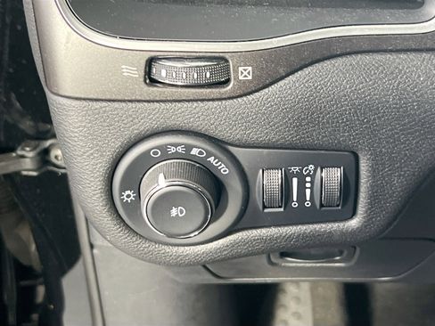 Used 2022 Jeep Cherokee Trailhawk w/ Sound & Nav Group AWD/4WD image 10
