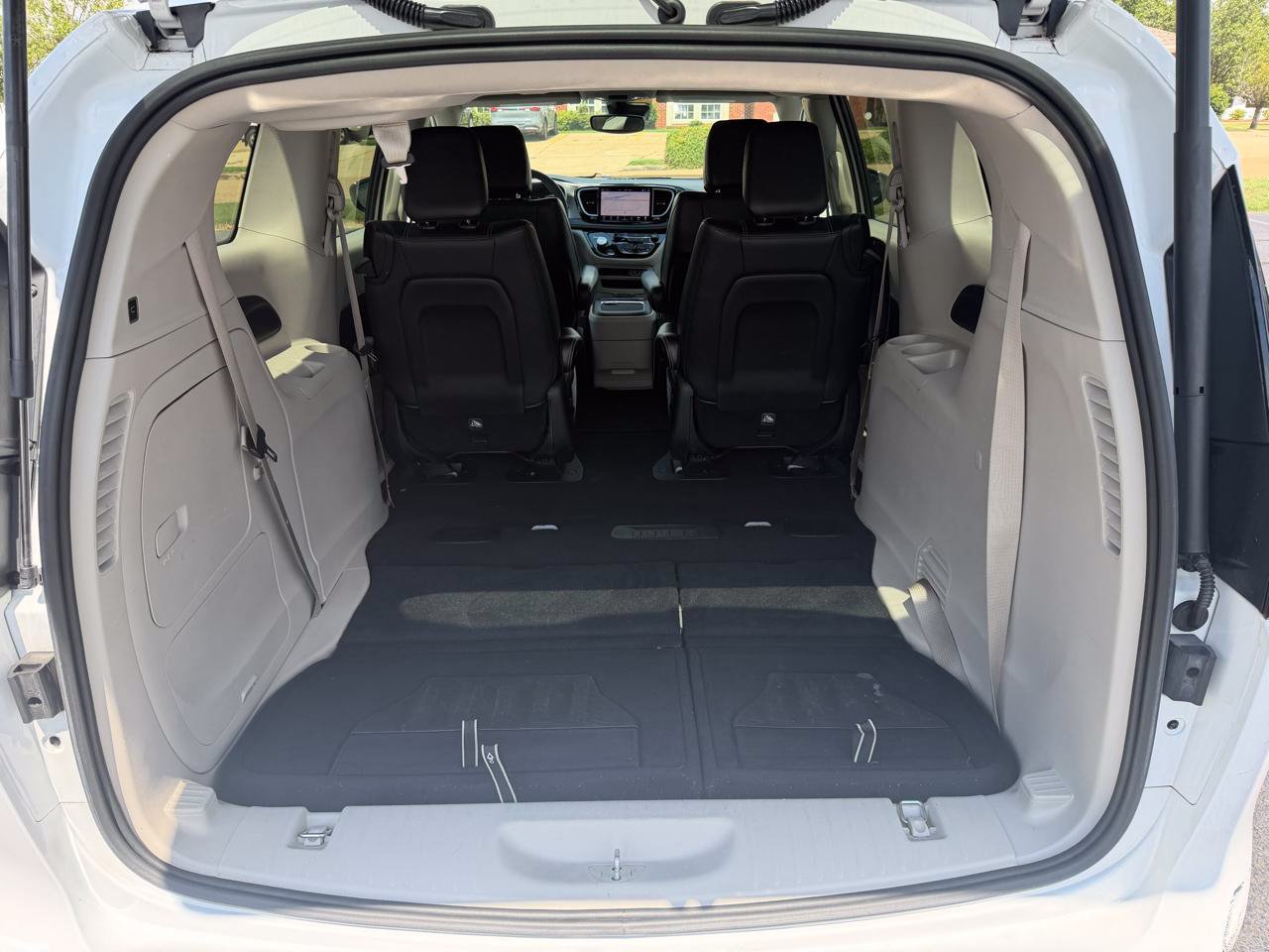 Used 2024 Chrysler Pacifica Limited FWD image 10