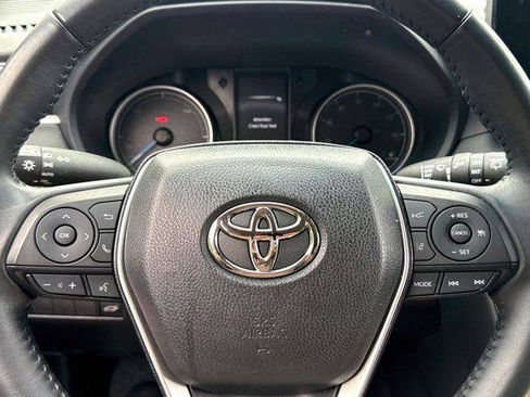 Used 2022 Toyota Venza LE image 54