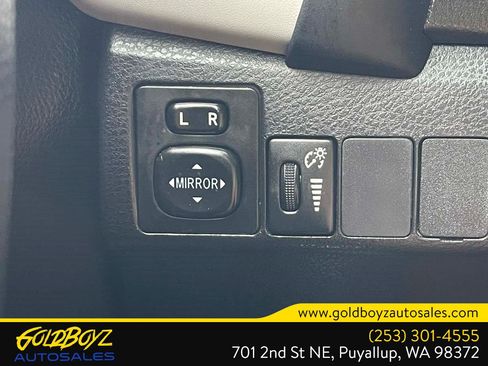 Used 2017 Toyota Corolla LE w/ Carpet Mat Package (TMS) FWD image 25