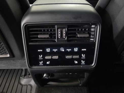 Used 2024 Porsche Cayenne Coupe AWD/4WD image 12