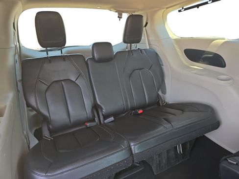 Used 2022 Chrysler Pacifica Touring-L FWD image 18