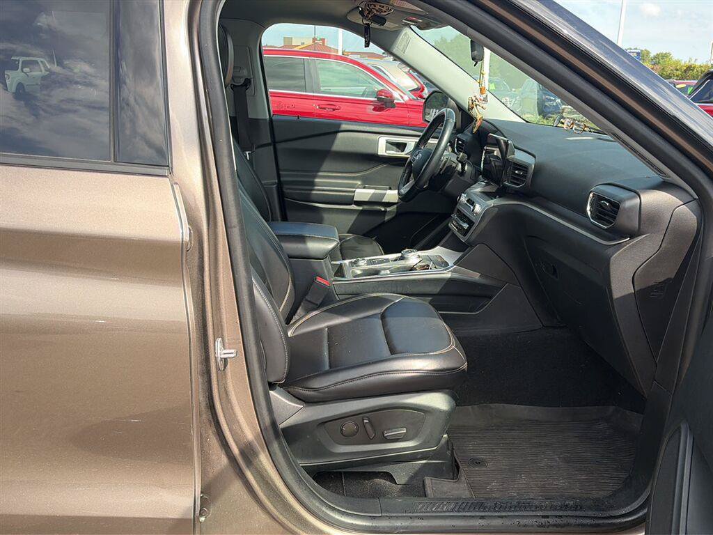 Used 2021 Ford Explorer XLT w/ Equipment Group 202A AWD/4WD image 25