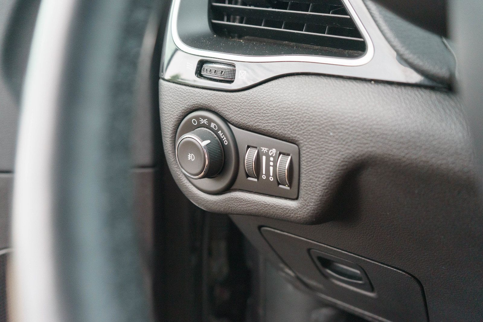 Used 2019 Jeep Cherokee Latitude Plus FWD image 25