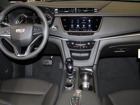 New 2025 Cadillac XT6 Luxury image 13