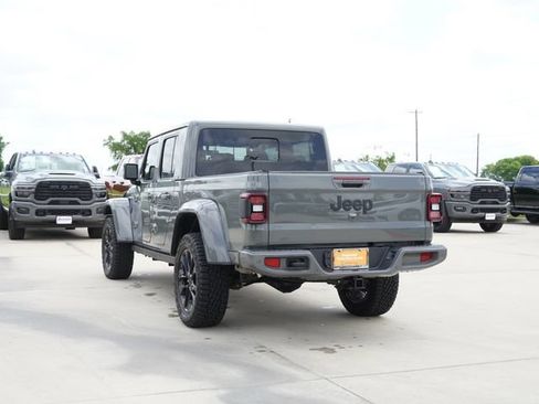 Used 2023 Jeep Gladiator Overland AWD/4WD image 7