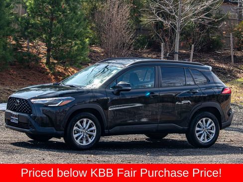 Used 2024 Toyota Corolla Cross LE FWD image 3