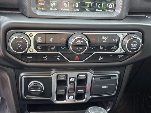 Used 2019 Jeep Wrangler Unlimited Sahara w/ Uconnect 4C Nav & Sound Group image 23