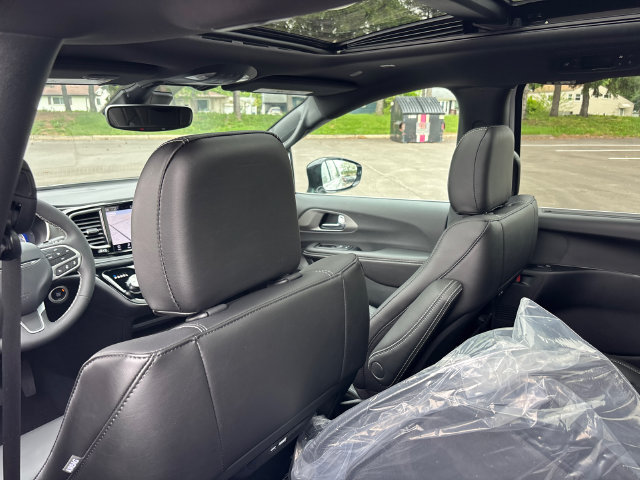 New 2027 Chrysler Pacifica Select w/ Family Tech Group AWD/4WD image 10