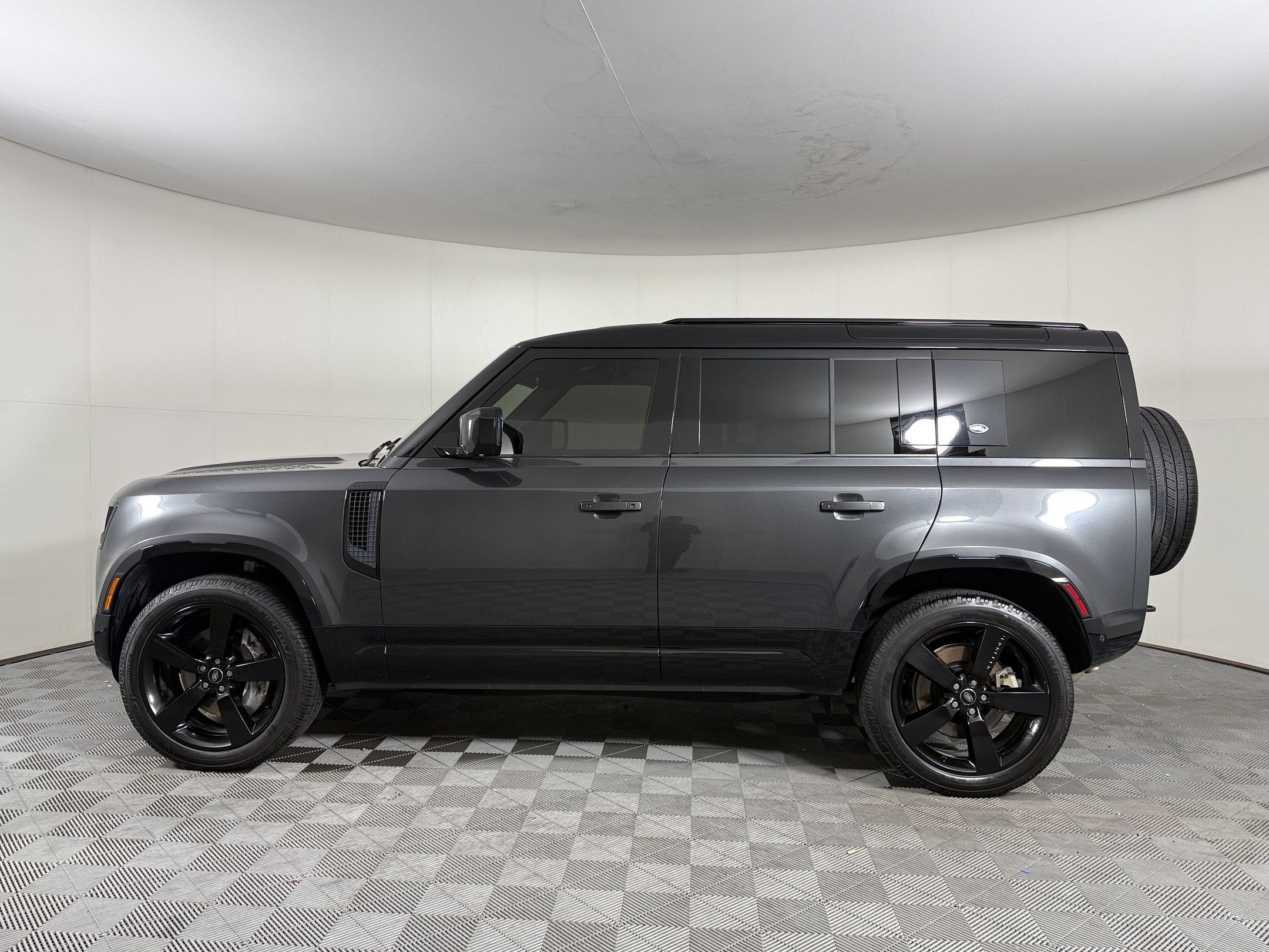 Used 2024 Land Rover Defender 110 X-Dynamic SE AWD/4WD image 2