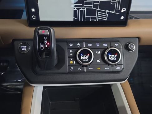 Used 2025 Land Rover Defender 110 X-Dynamic SE image 22