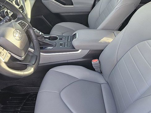 Used 2022 Toyota Highlander XLE image 10