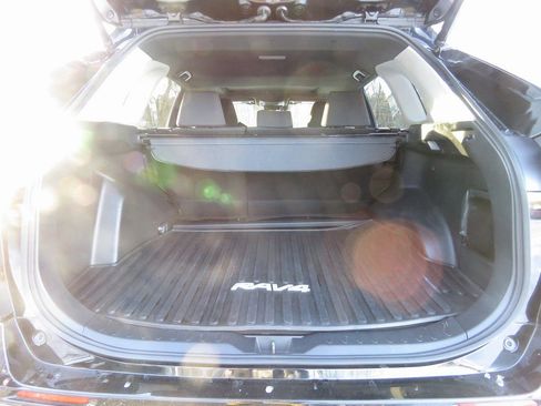 Used 2023 Toyota RAV4 SE w/ Weather & Moonroof Package image 17