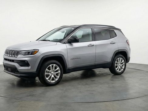 Used 2025 Jeep Compass Limited AWD/4WD image 3