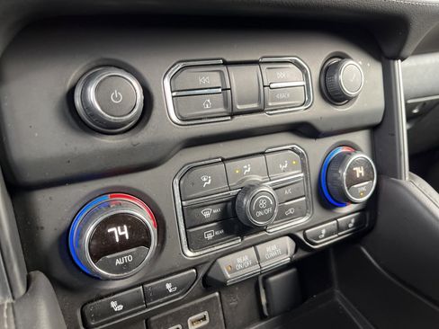 Used 2022 Chevrolet Suburban LT image 37