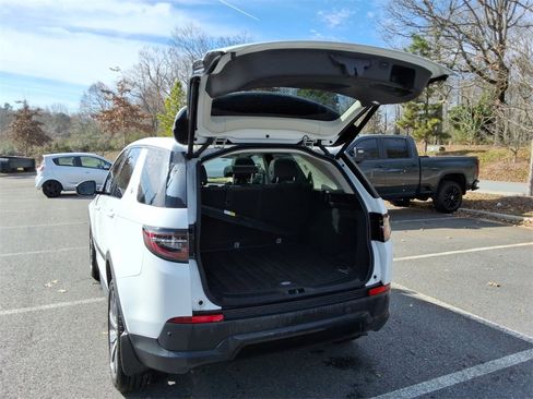 Used 2022 Land Rover Discovery Sport SE image 10