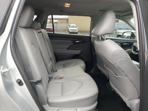 Used 2020 Toyota Highlander XLE AWD/4WD image 33
