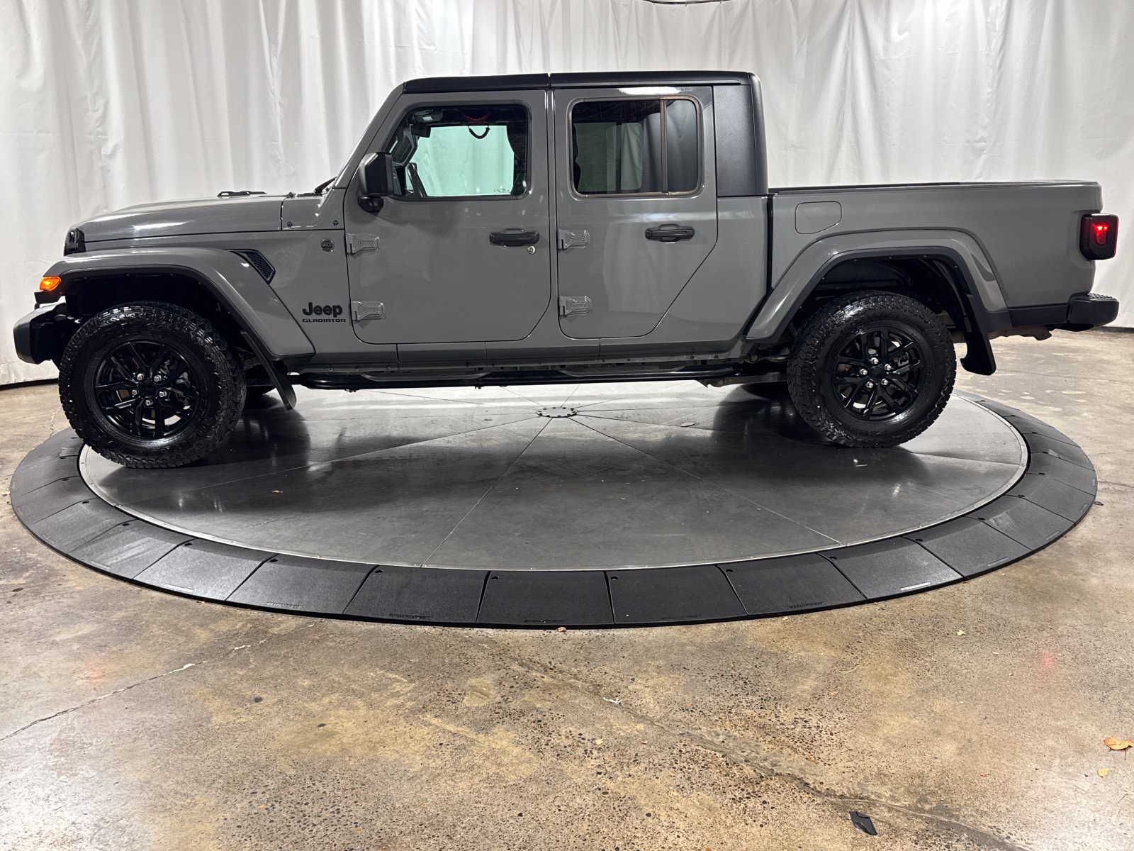 Used 2022 Jeep Gladiator Sport AWD/4WD image 6