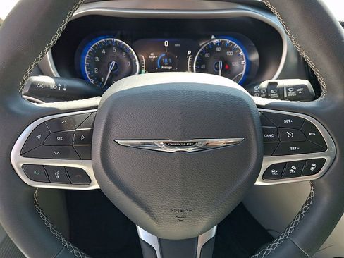Used 2023 Chrysler Pacifica Touring-L FWD image 24