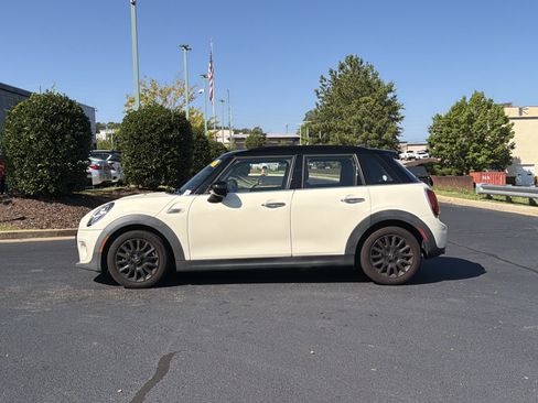 Used 2021 MINI Cooper 4-Door Hardtop w/ 6.5" Touchscreen Package FWD image 12