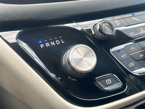 Used 2018 Chrysler Pacifica Touring-L image 17