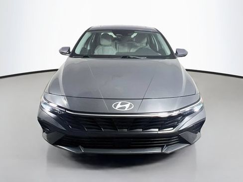 Used 2025 Hyundai Elantra Limited FWD image 2