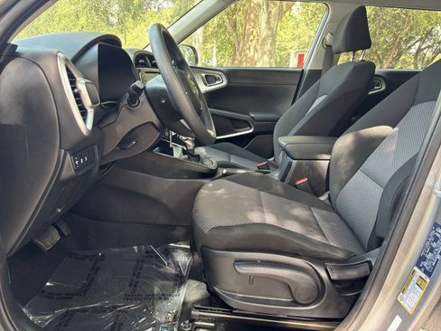 Used 2025 Kia Soul LX w/ LX Technology Package FWD image 24
