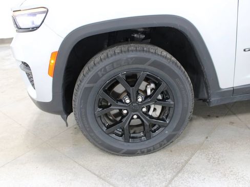 Used 2024 Jeep Grand Cherokee Altitude AWD/4WD image 36