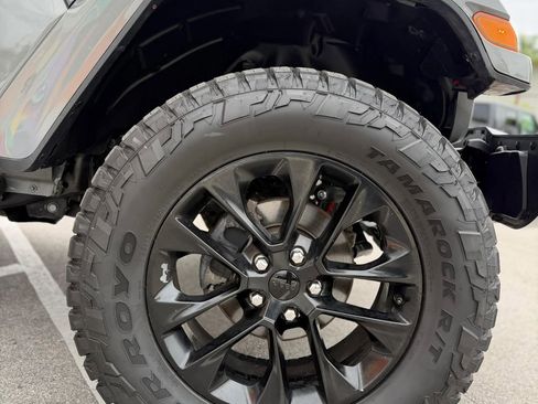 Used 2023 Jeep Gladiator Overland AWD/4WD image 3