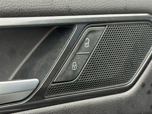 Used 2018 Volkswagen Tiguan SE w/ Panoramic Sunroof Package image 26