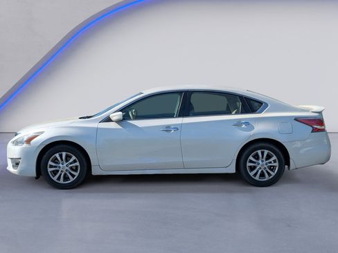 Used 2014 Nissan Altima 2.5 S w/ Sport Value Package image 3