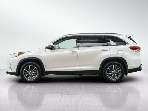 Used 2019 Toyota Highlander XLE AWD/4WD image 2