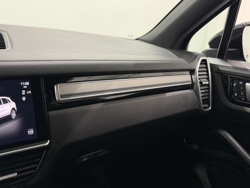 Certified 2022 Porsche Cayenne Platinum Edition image 58